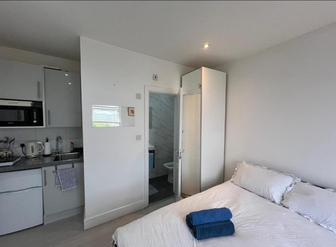 Small Studio Flat Uxbridge Road *