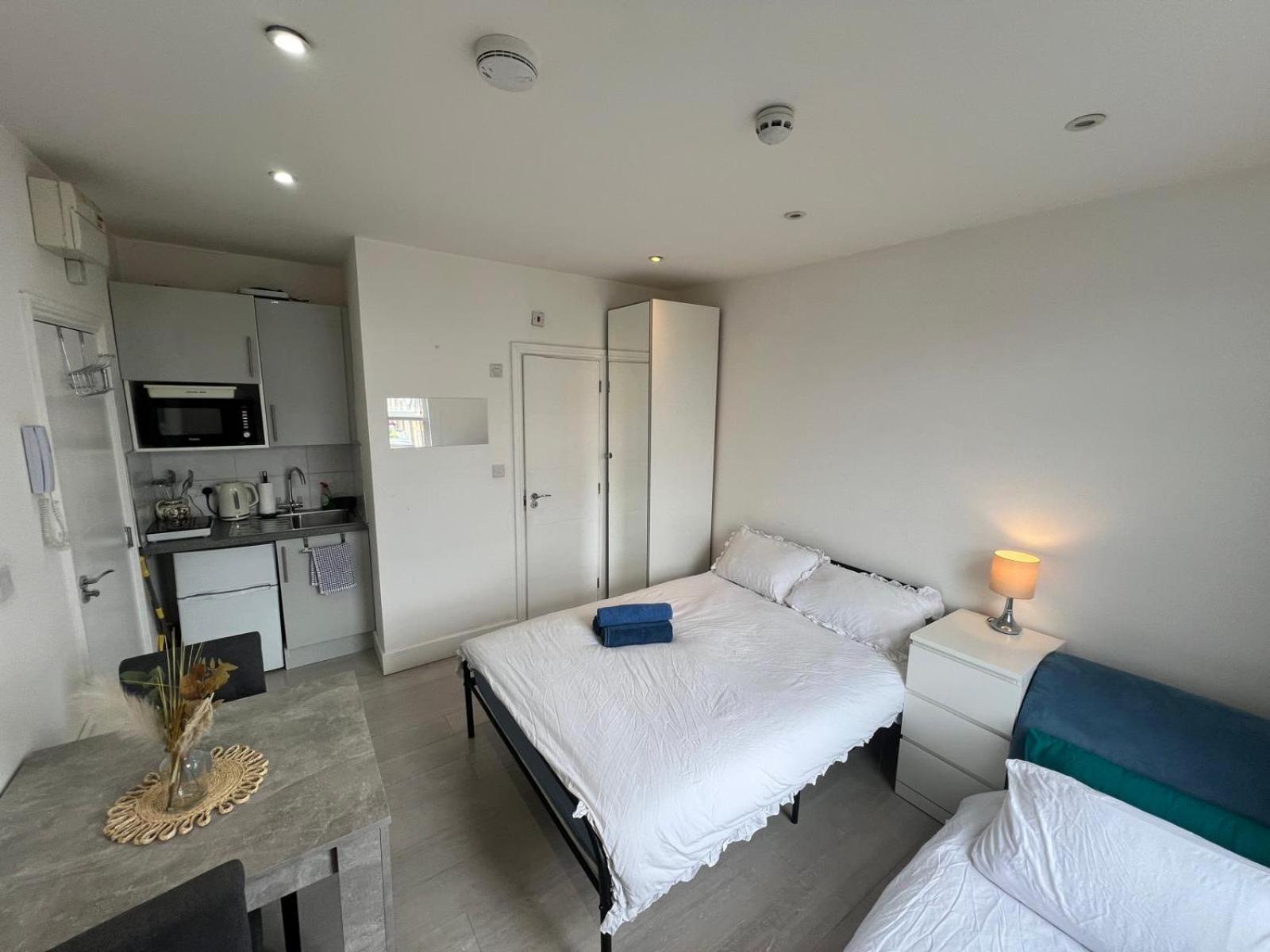 Small Studio Flat Uxbridge Road *