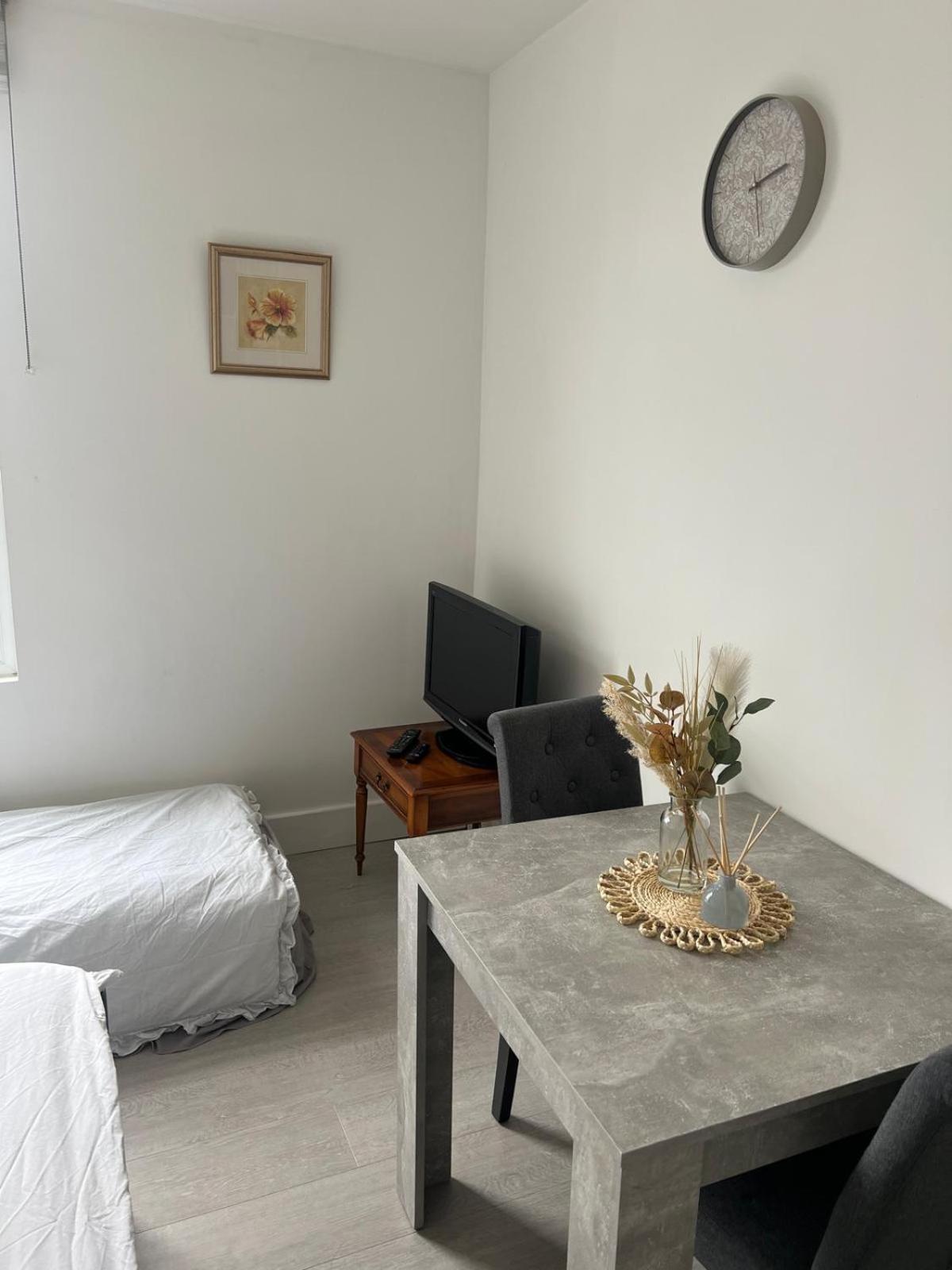 Small Studio Flat Uxbridge Road Appartement