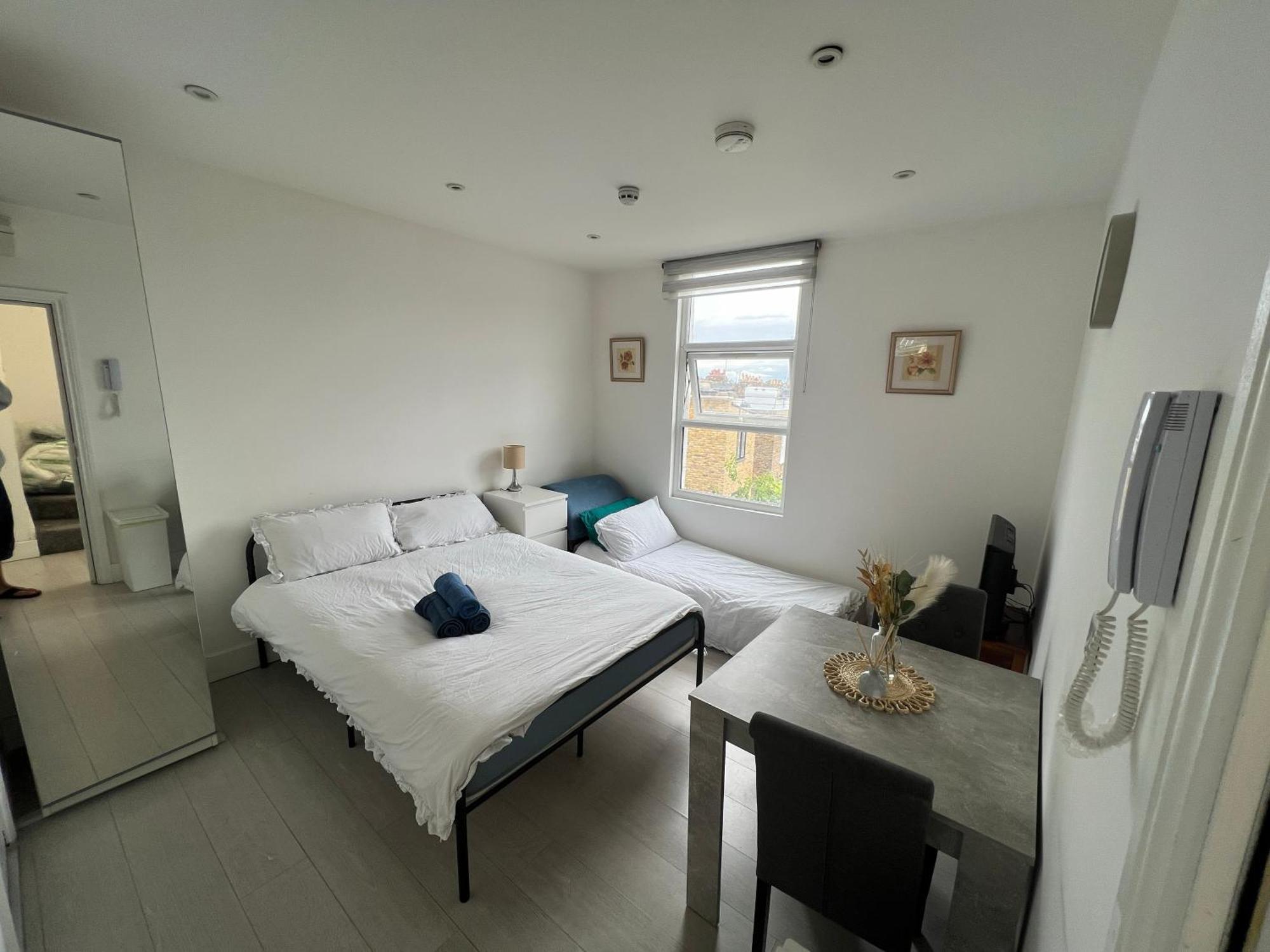 Small Studio Flat Uxbridge Road Londres