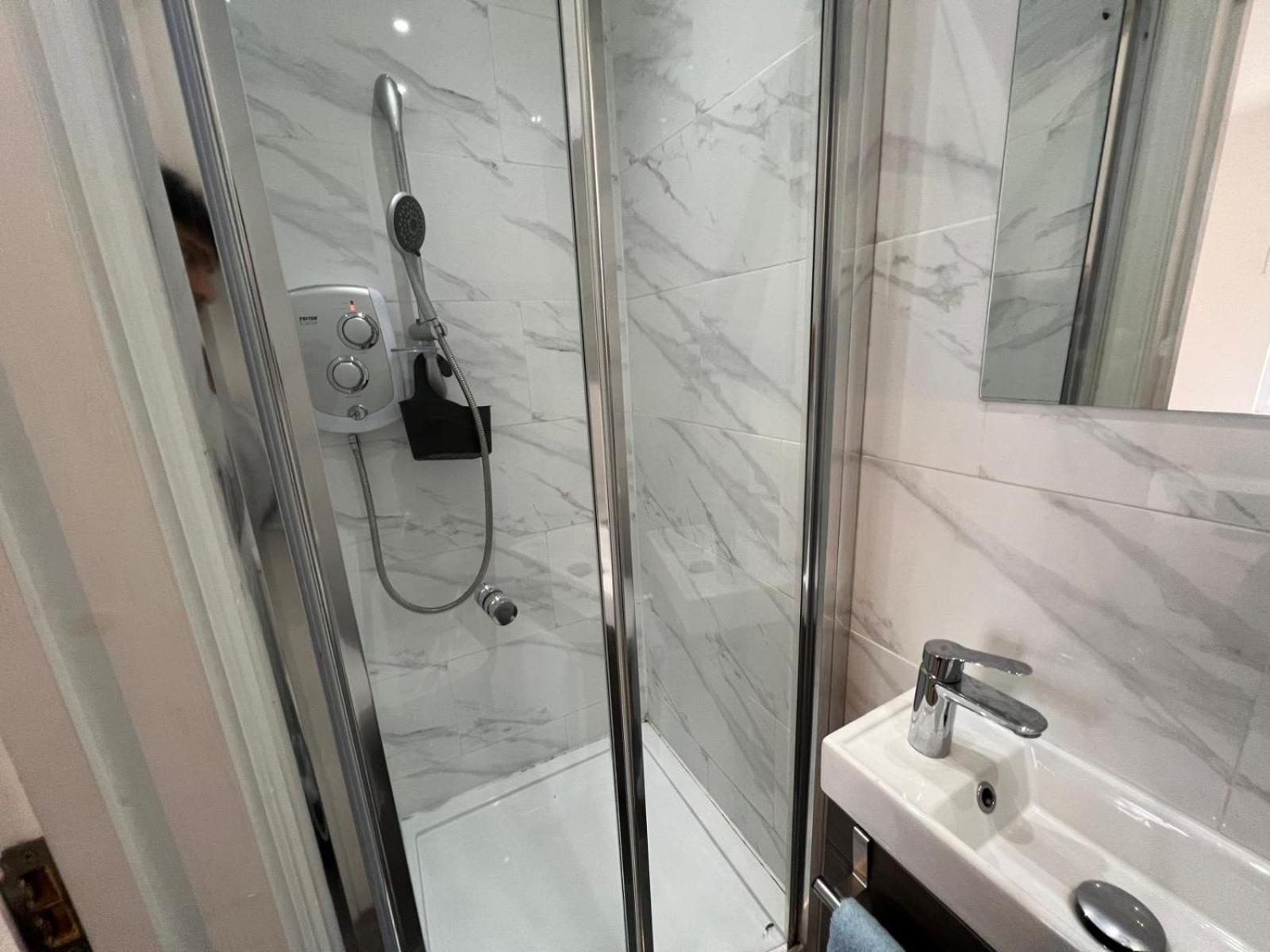Small Studio Flat Uxbridge Road Apartment *